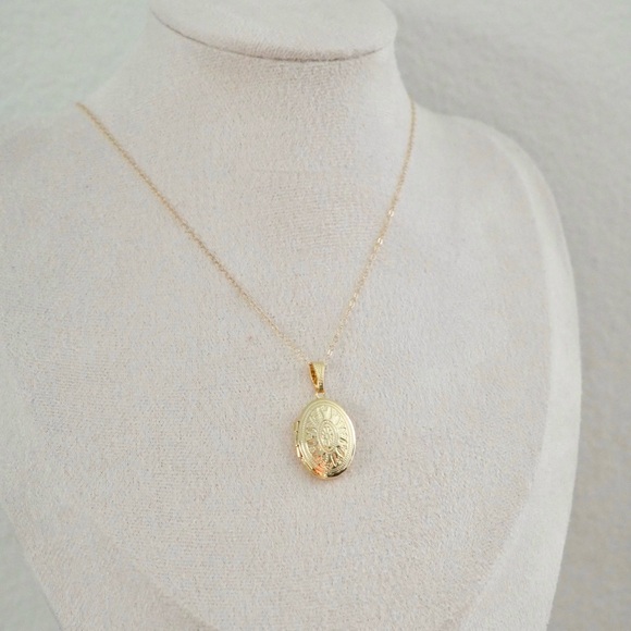 LucyMint Jewelry | Ornate Oval Gold Locket Necklace - Picture 5 of 5